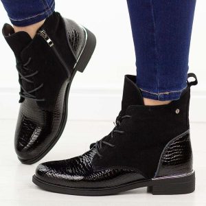 Czarne crock skórzane botki damskie płaskie Filippo Dbt4749/25. Czarne botki Filippo, na jesień, bez wzorów, z lakierowanej skóry, z okrągłym noskiem, bez obcasa, na płaskiej podeszwie, bez zapięcia. Za 319,00 zł.