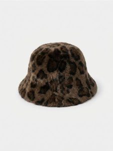 Kapelusz bucket hat ze sztucznego futra w panterkę - wielobarwny. Kapelusze Sinsay, bez wzorów. Za 15,99 zł.