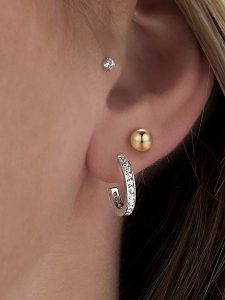 Les Favorites Srebrne kolczyki-półkreole z cyrkoniami rozmiar: onesize. Szare kolczyki Les Favorites, z cyrkonią, srebrne. Za 69,99 zł.