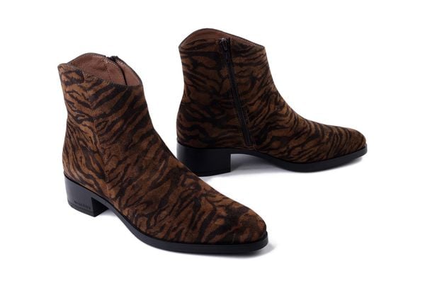 WONDERS D-1801 tabac, botki damskie. Brązowe botki Wonders, bez wzorów, bez obcasa, bez zapięcia. Za 503,93 zł.