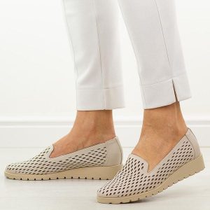 Beżowe ażurowe półbuty damskie Jezzi 1628-23. Brązowe półbuty Jezzi, na jesień, w ażurowe wzory, z jeansu, bez obcasa, na koturnie, bez zapięcia. Za 189,00 zł.