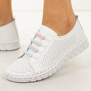 Białe ażurowe skórzane półbuty damskie Cambell 40348. Białe półbuty Cambell, na lato, w ażurowe wzory, z jeansu, z okrągłym noskiem, bez obcasa, bez zapięcia. Za 219,00 zł.