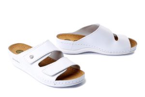 DR. BRINKMANN 700617-03 weiss, klapki damskie. Białe klapki Dr. Brinkmann, bez wzorów, ze skóry, bez obcasa, na koturnie. Za 239,90 zł.