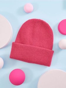 Czapka basic - różowy. Czerwone czapki Sinsay, bez wzorów, z materiału. Za 19,99 zł.