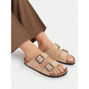 Klapki Birkenstock. Brązowe klapki Birkenstock, bez wzorów, bez obcasa. Za 491,99 zł.