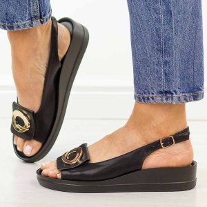 Czarne sandały damskie na platformie Potocki 43368. Czarne sandały POTOCKI, z aplikacjami, ze skóry, z okrągłym noskiem, bez obcasa, na platformie, bez zapięcia. Za 169,00 zł.