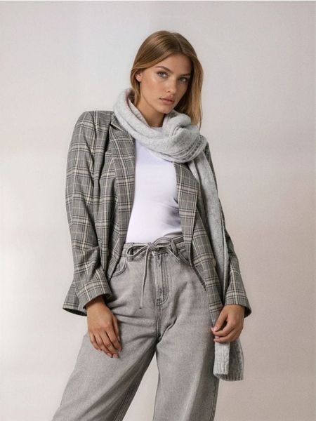 Szalik ze wzorkiem - szary. Szare szaliki Sinsay, bez wzorów. Za 29,99 zł.