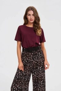 Gładki t-shirt burgunowy. T-shirty MOODO, l, bez wzorów, z bawełny, bez kołnierzyka, bez ramiączek. Za 39,99 zł.
