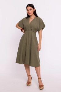 Rozkloszowana sukienka z kopertowym dekoltem zielona. Zielone sukienki Bewear, na lato, s, bez wzorów, bez kołnierzyka, bez ramiączek, kopertowe. Za 339,00 zł.