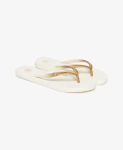 Superdry Klapki Core Metallic z gumy i EVA – OFF WHITE. Białe klapki Superdry, bez wzorów, z gumy, bez obcasa. Za 78,00 zł.