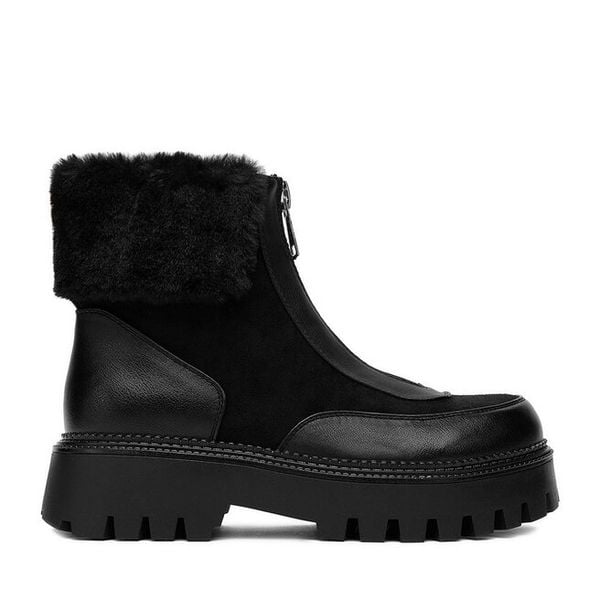 Botki DeeZee. Czarne botki DeeZee, bez wzorów, bez obcasa, na płaskiej podeszwie, bez zapięcia. Za 219,99 zł.