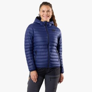 Kurtka outdoor hiking damska Swedemount Lofoten Hood Jacket wodoodporna. Niebieskie kurtki SWEDEMOUNT, bez wzorów, z puchu, bez kaptura. Za 499,99 zł.