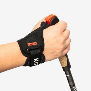 Paski - rękawiczki do kijków do nordic walking Kiprun NW P900. Czarne paski NEWFEEL, bez wzorów, z neoprenu, sportowe. Za 69,99 zł.