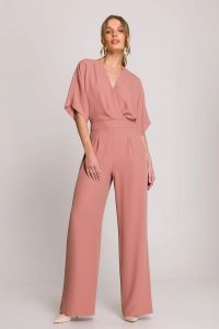 Elegancki kombinezon damski z kopertowym dekoltem różany. Czerwone kombinezony Stylove, l, bez wzorów, z poliesteru, biznesowe, bez kołnierzyka, bez ramiączek, krótkie. Za 449,00 zł.