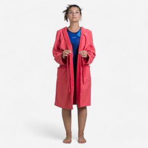 Szlafrok na basen damski Watko 500 Compact. Czerwone szlafroki NABAIJI, xl, bez wzorów, z bawełny, bez kaptura. Za 119,99 zł.