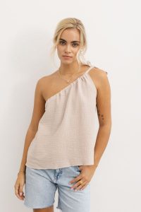 TOP HOLLY PIASKOWY L - Flawless. Czerwone topy Flawless, l, bez wzorów, ze skóry, eleganckie, bez kołnierzyka, bez ramiączek. Za 57,00 zł.