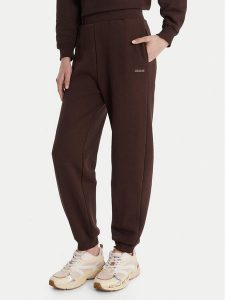 Guess Spodnie dresowe V6RB15 K9V31 Brązowy Regular Fit. Brązowe spodnie dresowe Guess, s, z aplikacjami, z bawełny. Za 299,99 zł.