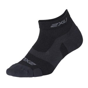 Skarpety sportowe 2XU Vectr Lght Cush 1/4 Crew. Czarne skarpetki 2XU, bez wzorów. Za 95,90 zł.