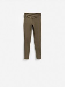 Gładkie legginsy - ciemnozielony. Zielone legginsy Reserved, bez wzorów, z dzianiny. Za 89,99 zł.