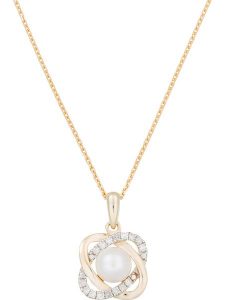 DIAMOND & CO Złota zawieszka "Gostivar" z diamentami i perłą rozmiar: onesize. Białe zawieszki Diamond & Co, z diamentem, złote. Za 546,48 zł.