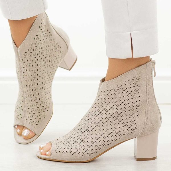 Beżowe sandały damskie na obcasie z zakrytą piętą M.Daszyński 1954-23. Brązowe sandały M.Daszyński, w ażurowe wzory, z materiału, bez obcasa, na obcasie, bez zapięcia. Za 179,00 zł.