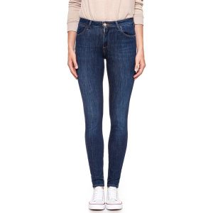 WRANGLER SUPER SKINNY SUMMER NIGHT W29JGT12X 112128560. Niebieskie rurki Wrangler, z jeansu. W wyprzedaży za 99,99 zł.