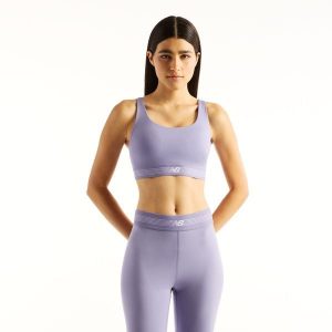 Biustonosz do treningu New Balance AC WB61Q0QKDSV – fioletowy. Fioletowe biustonosze New Balance, bez wzorów, z materiału. Za 219,99 zł.