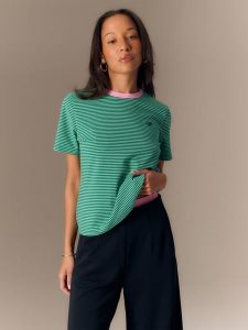 4F T-shirt regular damski - zielony XS. Zielone t-shirty 4f, xs, bez wzorów, z materiału, bez kołnierzyka, bez ramiączek. Za 69,99 zł.