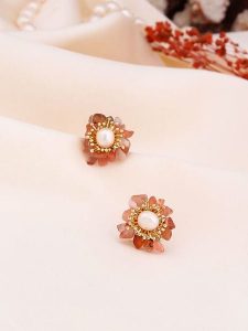 Pierres de Jade Pozłacane kolczyki-wkrętki z perłami i cytrynami rozmiar: onesize. Białe kolczyki Pierres de Jade, z cytrynem, pozłacane. Za 39,99 zł.