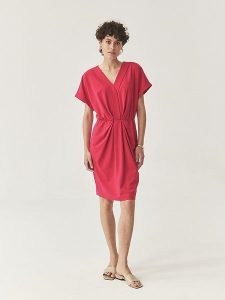 TATUUM Sukienka w kolorze różowym rozmiar: M. Różowe sukienki Tatuum, m, bez wzorów, bez kołnierzyka, bez ramiączek, midi. Za 183,15 zł.