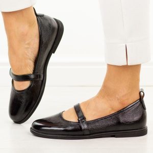 Czarne skórzane baleriny damskie Filippo Dp7742/26. Czarne balerinki Filippo, bez wzorów, z jeansu, z okrągłym noskiem, bez obcasa, na płaskiej podeszwie, bez zapięcia. Za 219,00 zł.