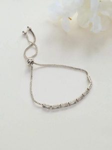 Heliophilia Bransoletka z elementami ozdobnymi rozmiar: onesize. Szare bransoletki Heliophilia, z cyrkonią, metalowe. Za 26,99 zł.