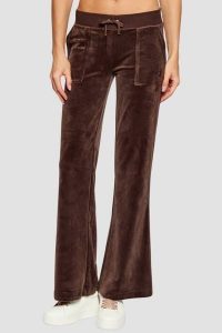 JUICY COUTURE Czekoladowe spodnie dresowe damskie Layla Low Rise, Rozmiar M. Brązowe spodnie dresowe Juicy Couture, m, bez wzorów, z dresówki. Za 499,99 zł.