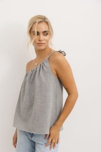 TOP HOLLY CIEMNO SZARY L - Flawless. Szare topy Flawless, l, bez wzorów, ze skóry, eleganckie, bez kołnierzyka, bez ramiączek. Za 57,00 zł.