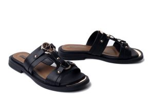 Artiker Relaks 58C1631 Czarny, klapki damskie. Czarne klapki Artiker Relaks, bez wzorów, ze skóry, bez obcasa. Za 194,90 zł.