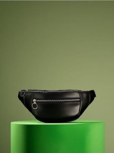 Nerka - czarny. Czarne nerki i saszetki Sinsay, bez wzorów, ze skóry. Za 29,99 zł.