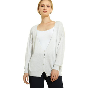 Kardigan w kolorze białym. Białe swetry oversize marki Almatrichi. W wyprzedaży za 149,95 zł.