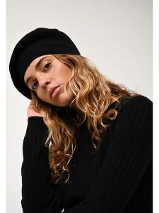 AUTHENTIC CASHMERE Kaszmirowa czapka "Liwi" w kolorze czarnym rozmiar: onesize. Czarne czapki AUTHENTIC CASHMERE, bez wzorów, z kaszmiru. Za 124,95 zł.