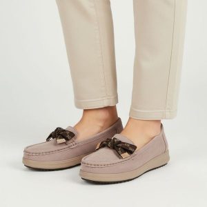 Mokasyny damskie Filippo, cholewka skóra naturalna zamszowa fason wsuwany ozdobna klamra na przodzie miękka linia noska stabilna podeszwa delikatnie. Brązowe półbuty Filippo, bez wzorów, ze skóry, bez obcasa, bez zapięcia. Za 189,00 zł.