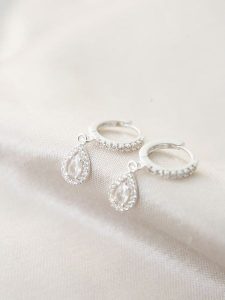 Lodie Silver Srebrne kolczyki-kreole z cyrkoniami rozmiar: onesize. Szare kolczyki Lodie Silver, z cyrkonią, srebrne. Za 83,45 zł.