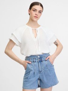 Orsay Bluzka w kolorze białym rozmiar: 38. Białe bluzki Orsay, bez wzorów, z bawełny, bez kołnierzyka, bez ramiączek. Za 46,45 zł.