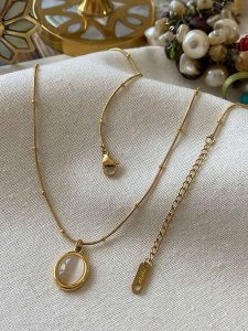 Luseera Pozłacany naszyjnik z zawieszką - dł. 45 cm rozmiar: onesize. Białe naszyjniki Luseera, pozłacane. Za 65,85 zł.