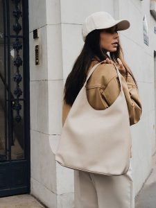 Maison héritage PARIS Skórzany shopper bag "Kira" w kolorze kremowym - 35 x 32 x 13 cm rozmiar: onesize. Brązowe shopper bag Maison héritage PARIS, bez wzorów, z materiału, na ramię, bez dodatków. Za 369,99 zł.