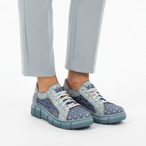 Półbuty damskie Maciejka, cholewka tekstylna z perforacją dekoracyjne aplikacje na całej powierzchni klasyczne sznurowanie miękka konstrukcja przy ko. Niebieskie półbuty Maciejka, z aplikacjami, bez obcasa, bez zapięcia. Za 479,00 zł.