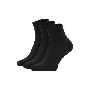Skarpety sportowe Under Armour Core Quaretr Socks 1358344 3P. Czarne skarpetki Under Armour, bez wzorów. Za 59,00 zł.