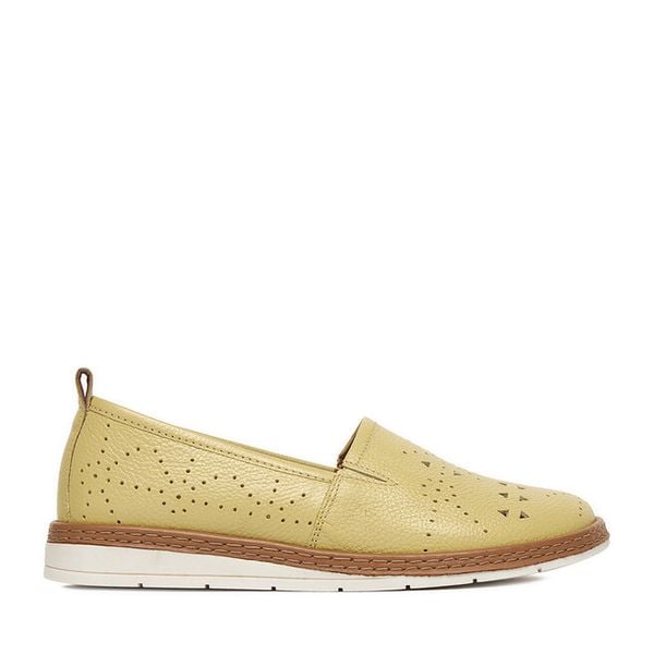 Półbuty Lasocki. Żółte półbuty Lasocki, bez wzorów, bez obcasa, na płaskiej podeszwie, bez zapięcia. Za 199,99 zł.