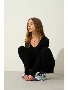 AUTHENTIC CASHMERE Kaszmirowy sweter "Giegn" w kolorze czarnym rozmiar: L. Czarne swetry oversize AUTHENTIC CASHMERE, l, bez wzorów, z kaszmiru, bez ramiączek. Za 305,29 zł.