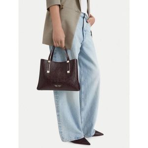 Torebka Nine West. Czerwone kuferki Nine West, bez wzorów, bez dodatków. Za 299,99 zł.