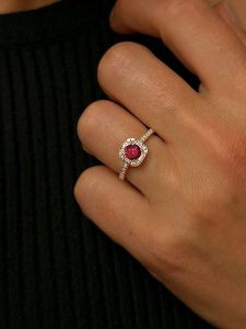 OR Carats Złoty pierścionek z diamentami i kamieniami szlachetnymi rozmiar: 54. Czerwone pierścionki OR Carats, z diamentem, złote. Za 1 587,99 zł.