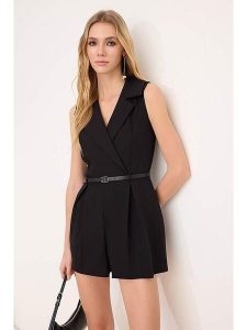 Trendyol Kombinezon w kolorze czarnym rozmiar: 42. Czarne kombinezony Trendyol, bez wzorów, ze skóry, bez kołnierzyka, bez ramiączek. Za 117,99 zł.